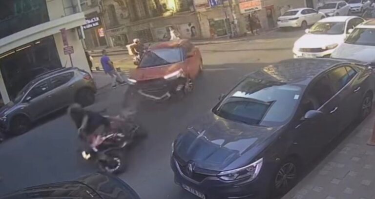 istanbulda-ara-sokaktan-cikan-otomobil-motosiklete-carpti-14BcNbRK.jpg